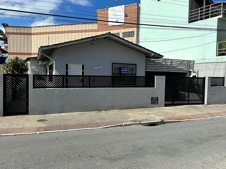 Casa com suíte perto da praia